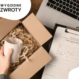 Pakowanie kubka do wysyłki. Formularz zamówienia leży obok laptopa, gotowy do wypełnienia.
