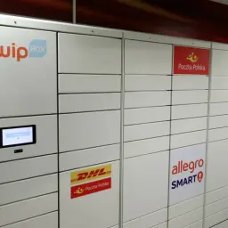 Szafki paczkowe SwipBox z logo Poczta Polska i Allegro Smart. Aplikacja poczta polska ułatwia odbiór.