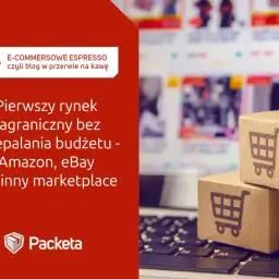 Małe paczki z ikoną koszyka na klawiaturze laptopa symbolizują sprzedaż internetową. Tytuł "Pierwszy rynek zagraniczny bez przepalania budżetu" sugeruje strategię.