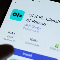 Ekran telefonu z aplikacją OLX.PL. Dowiedz się, jak założyć konto na OLX, instalując tę popularną platformę ogłoszeniową.