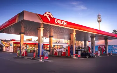 Stacja Orlen z logo i dystrybutorami paliwa. Możliwy vitay rabat na paliwo 80 zł.