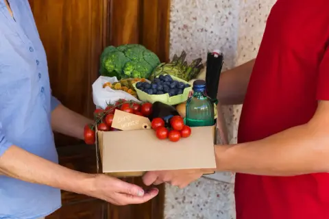 Dostawa dpd food: świeże warzywa, owoce i makaron w kartonie z napisem "Zero waste".