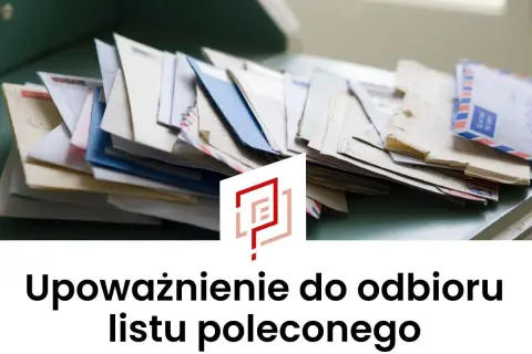 Stos listów, w tym koperty z oznaczeniem "list polecony", sugeruje potrzebę pełnomocnictwa pocztowego do ich odbioru.