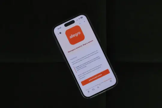 Telefon z powiadomieniem o błędzie adresu dostawy na Allegro. Trwa śledzenie przesyłki.