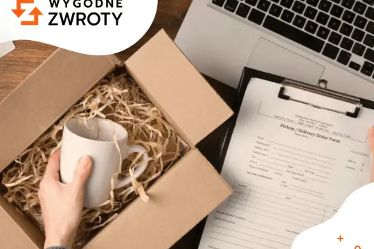 Pakowanie kubka do wysyłki. Formularz zamówienia leży obok laptopa, gotowy do wypełnienia.