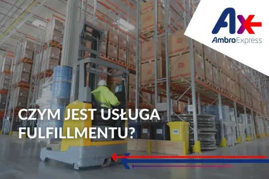 Wózek widłowy w magazynie pełnym paczek. Operator w żółtej kamizelce. Hasło: "Czym jest usługa fulfillmentu?".