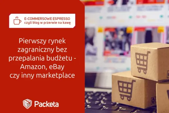 Małe paczki z ikoną koszyka na klawiaturze laptopa symbolizują sprzedaż internetową. Tytuł "Pierwszy rynek zagraniczny bez przepalania budżetu" sugeruje strategię.
