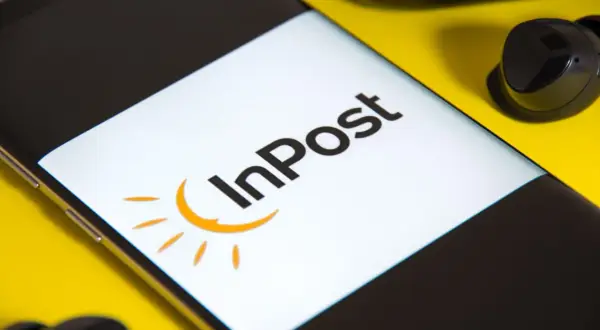 Telefon z logo InPost. Możliwość anulowania etykiety InPost na ekranie.