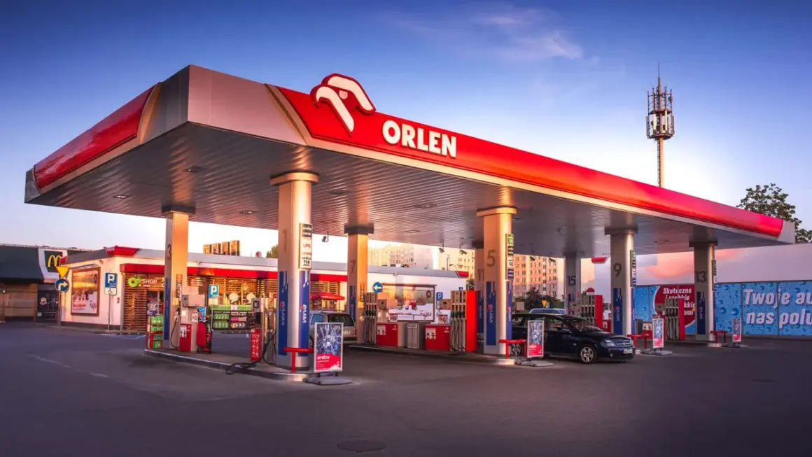 Stacja Orlen z logo i dystrybutorami paliwa. Możliwy vitay rabat na paliwo 80 zł.