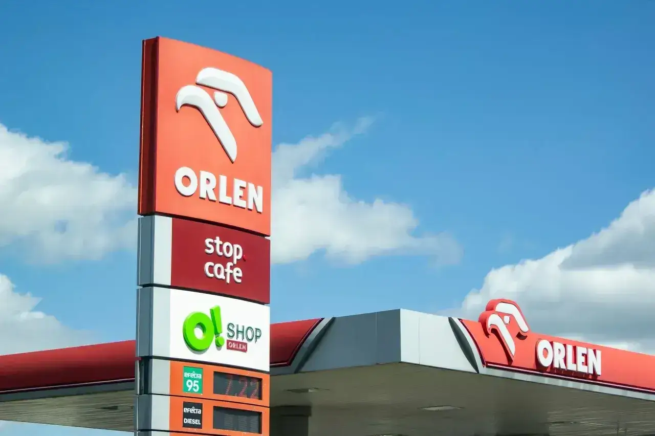 Stacja Orlen z logo, szyldem 