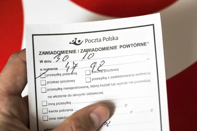 Zaznaczona przesyłka polecona na zawiadomieniu Poczty Polskiej. Oczekuję na list polecony a priorytetowy.